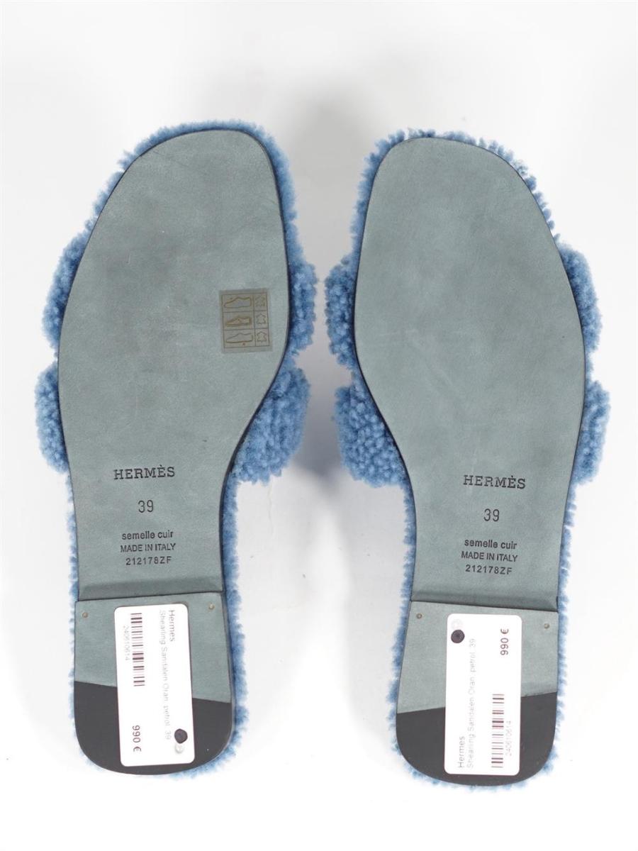 SANDALEN - HERMES ORAN SHEARLING BLAU