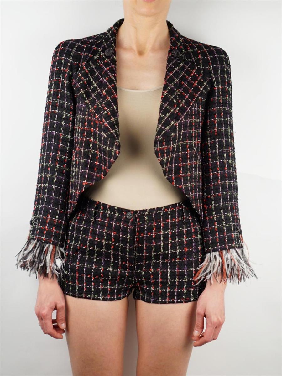 ANZUG - CHANEL 2011 SHORT + BLAZER TWEED STRAUSS FEDERBORTE MANSCHETTEN