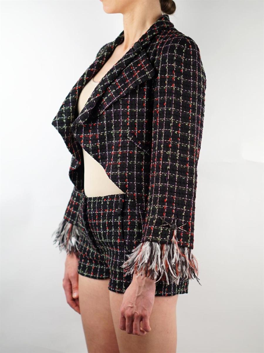 ANZUG - CHANEL 2011 SHORT + BLAZER TWEED STRAUSS FEDERBORTE MANSCHETTEN